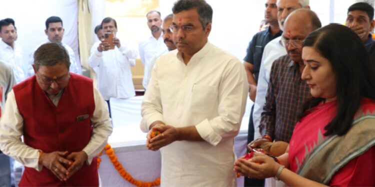 پرویش صاحب سنگھ اور بانسوری سوراج نے لودھی کالونی میں  بجلی کی فراہمی کے نیٹ ورک کو اپ گریڈ کرنے کا سنگ بنیاد رکھا