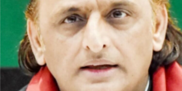 یوپی میں ایل پی جی کا مطلب ’لاپتہ گیس‘، بی جے پی نے لوگوں کو لائنوں میں کھڑا کر دیا:اکھلیش یادو