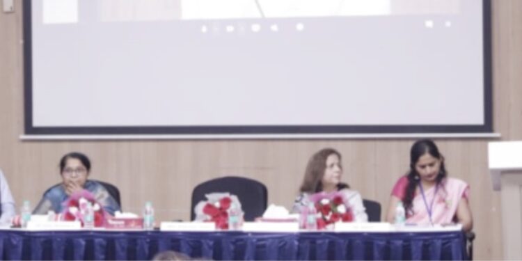 سیاسی میدانوں میں خواتین کی شرکت ناگزیر ہے