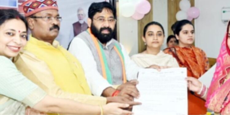 نومنتخب آنگن واڑی کارکنوں اورمکھیہ سیویکائوں کو تقر ریب نامے تقسیم کیے