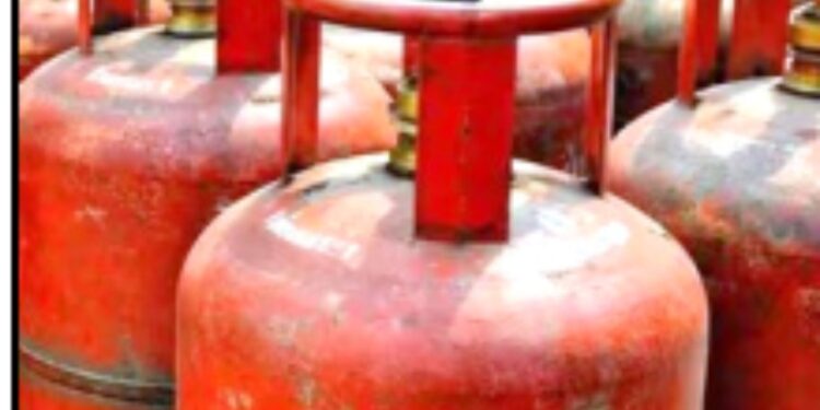 گھریلو ایل پی جی سلنڈر 60 روپے اور  کمرشیل سلنڈر 114.50روپے مہنگا