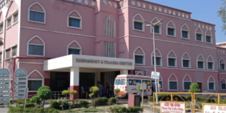 جواہر لال نہرو میڈیکل کالج کے ایمرجنسی وارڈ میں خاتون اٹینڈنٹ کا ہیلتھ ورکرز پر حملہ، ایمرجنسی سروسز میں خلل