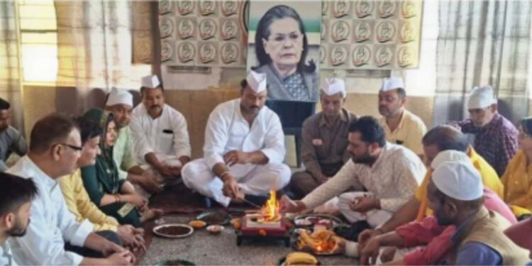 سونیا گاندھی نے اپنی قائدانہ صلاحیتوں کا مظاہرہ کرتے ہوئے پارٹی کو متحد رکھا