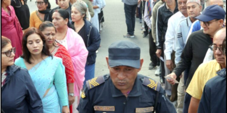 نیپال میں چھ ماہ بعد پارلیمانی انتخابات میں ووٹنگ