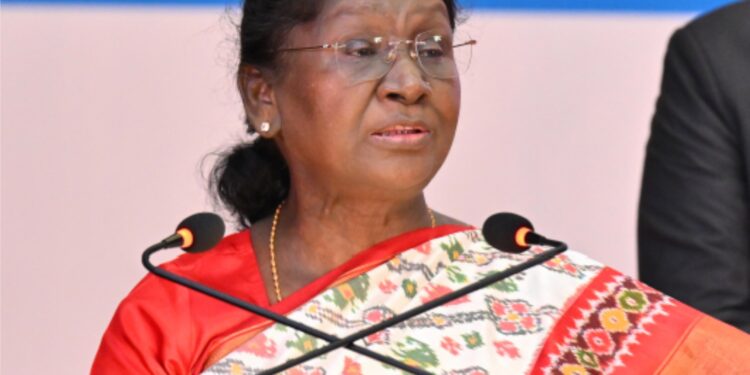 حقیقی معنوں میں ترقی حاصل کرنے کے لیے  ہمیں خواتین کی مساوی شرکت کو یقینی بنانا چاہیے:صدر دروپدی مرمو