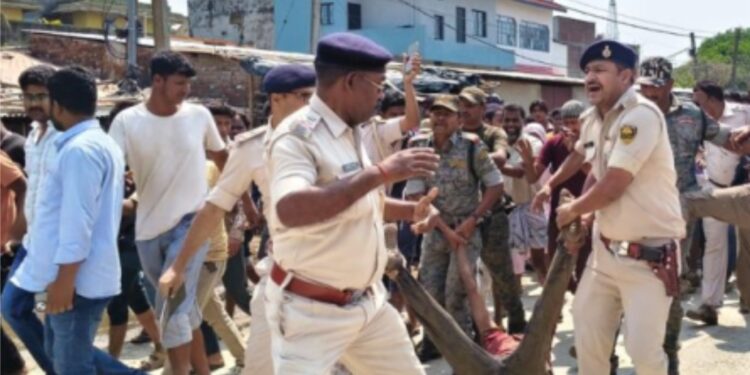 فاربس گنج مارکیٹنگ یارڈ میں ایک دکاندار نے پک اپ ڈرائیور کا سر تن سے جداکر کیا قتل