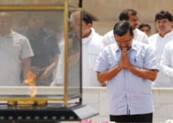 کیجریوال اور منیش سسودیا گاندھی سمادھی پر جا کر ہوئے نتمستک