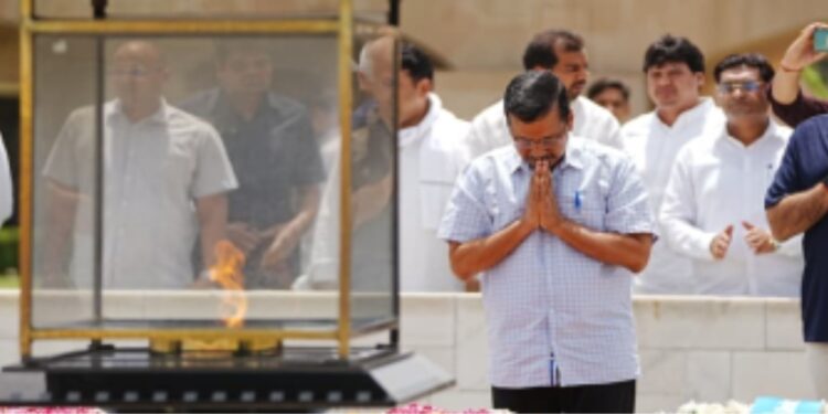 کیجریوال اور منیش سسودیا گاندھی سمادھی پر جا کر ہوئے نتمستک