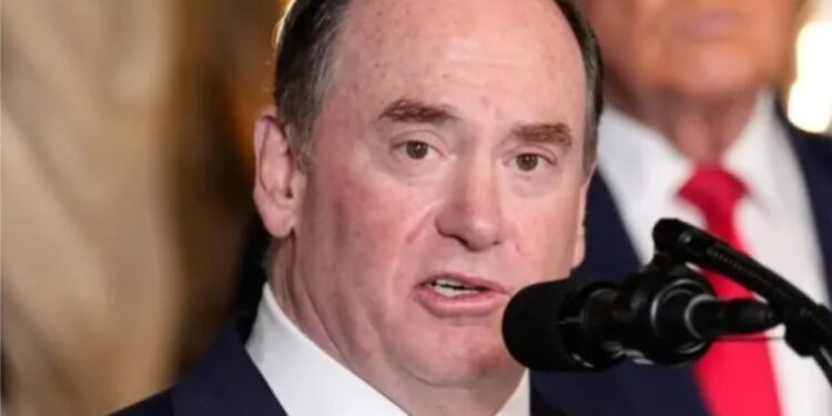 امریکی بحریہ کے وزیر جان سی فیلن کو عہدے سے ہٹا دیا گیا