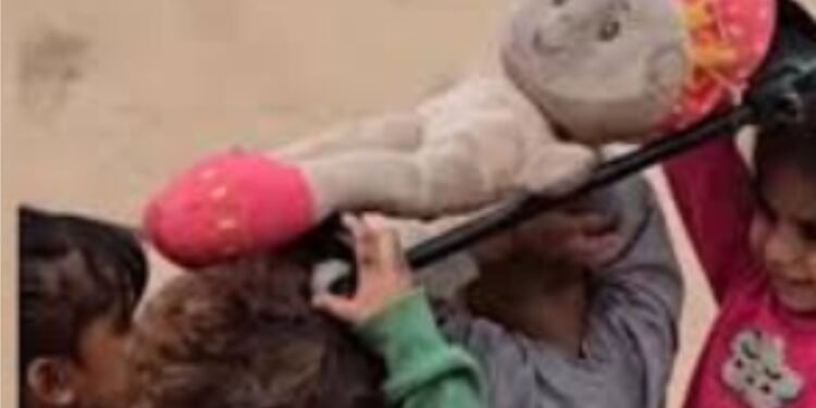 ’’گڑیا کا جنازہ‘‘، موت کے سائے میں پلتے غزہ کے بچوں کے (کھیلنے) کی ویڈیو نے دنیا کو رُلا دیا