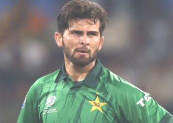 شاہین آفریدی صفر پر آؤٹ، غصے میں بیٹ توڑ دیا