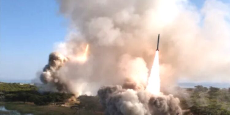 شمالی کوریا کا کلسٹر بم اور بیلسٹک میزائلوں کا آزمائشی تجربہ