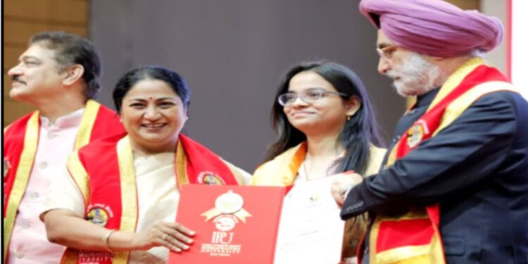 وزیر اعلیٰ اور ایل جی کی اندرا پرستھ یونیورسٹی کے 18ویں طلبا کانووکیشن میں شرکت