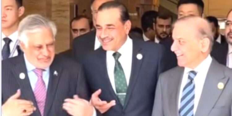 ایران-امریکہ جنگ بندی میں پاکستان کا کردار کابینہ اجلاس میں فیلڈ مارشل کے لیے تالیاں