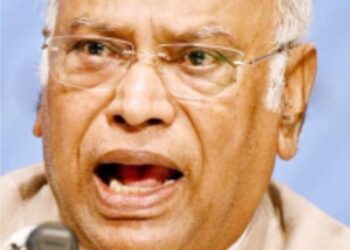 کھڑگے نے ضروری اشیاء کی بڑھتی ہوئی قیمتوں پر مرکزی  حکومت کو تنقید کا نشانہ بنایا، شہریوں پر بوجھ ڈالنے کا الزام