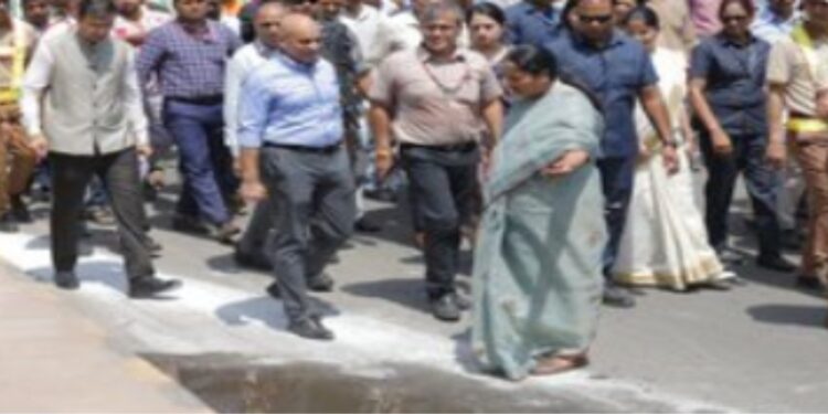 آزاد پور کی بدحالی پر پی ڈبلیو ڈی اور ڈی ایم آر سی کوپھٹکار