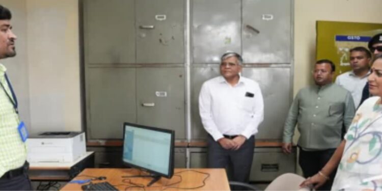 وزیر اعلیٰ ریکھاگپتا کا جی ایس ٹی دفتر میں اچانک معائنہ