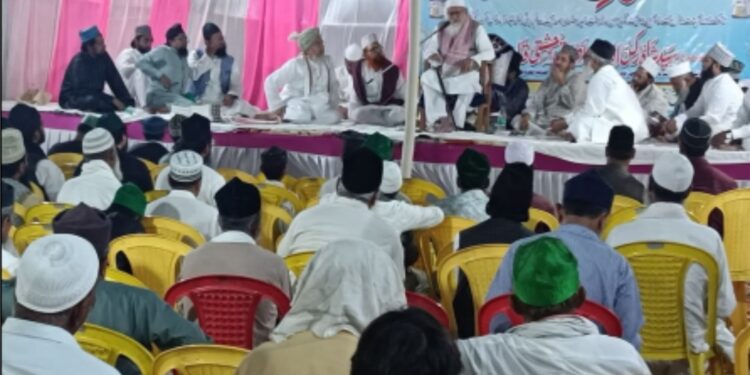 خانقاہ بشیریہ اصدقیہ پیربیگہ شریف میں رسم سجادگی و علامہ اصدق نمبر کتاب کا ہوا رسم اجرا