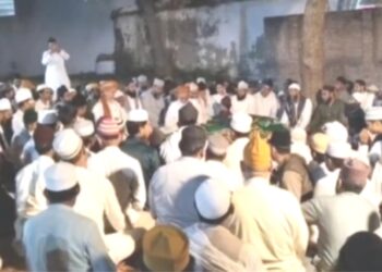 مسلم ڈپو لیمنٹ کمیٹی و تنظیم اہلسنت اور آستانہ مخدوم جہاں کے خدام کی جانب سے کی گئی چادر پوشی