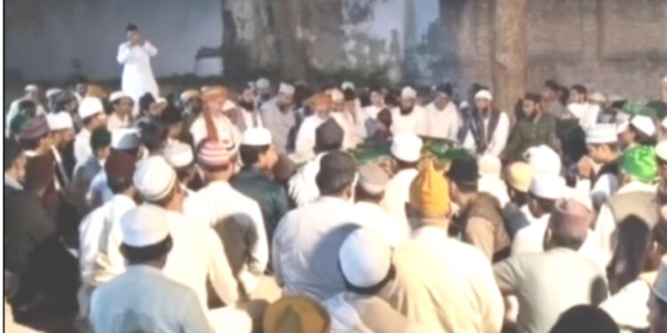 مسلم ڈپو لیمنٹ کمیٹی و تنظیم اہلسنت اور آستانہ مخدوم جہاں کے خدام کی جانب سے کی گئی چادر پوشی
