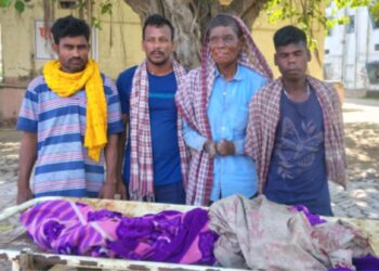 تیز رفتار ڈمپر کی زد میں آکر برگد کے درخت کی شاخ گرنے سے 7 سالہ بچہ کچل کر جاں بحق اور 3 افراد زخمی