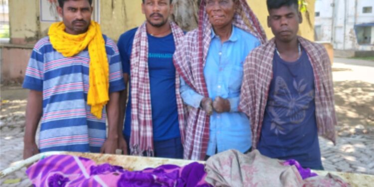 تیز رفتار ڈمپر کی زد میں آکر برگد کے درخت کی شاخ گرنے سے 7 سالہ بچہ کچل کر جاں بحق اور 3 افراد زخمی