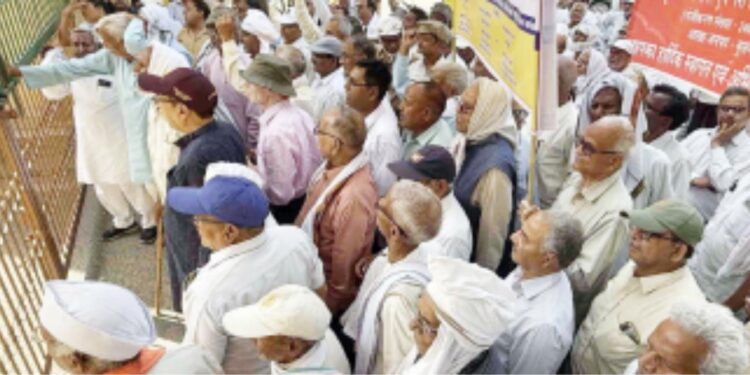 زیر التواء مطا لبات پر رٹا ئر ڈ ملازمین کا کلکٹریٹ پر احتجاج