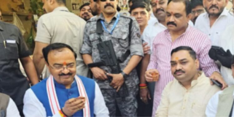 نائب وزیر اعلٰی کیشو پرساد کا قافلہ ایک چائے کے اسٹال پر رکا اور پارٹی کارکنوں سے چائے پر بات چیت کی