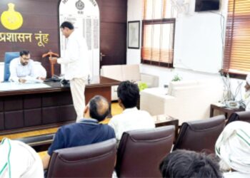 آگ متاثرین کی انیلو کےضلع  صدر طاہرحسین کے ہمراہ کی ڈپٹی کمشنر سے ملاقات