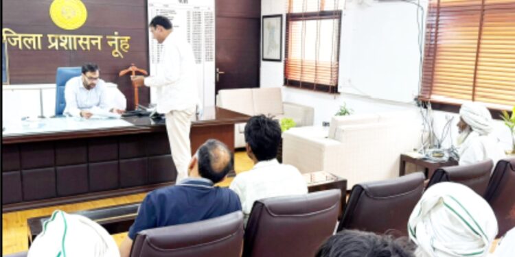 آگ متاثرین کی انیلو کےضلع  صدر طاہرحسین کے ہمراہ کی ڈپٹی کمشنر سے ملاقات