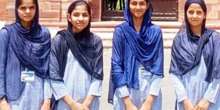 آروہی ماڈل اسکول کی طالبات نے اے ایم یو میں رکھا قدم