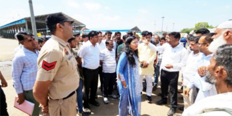 بارش سے گندم میں بڑھی نمی،کسان اپنی فصلوں کو منڈیوں میں خشک کرکے لائیں