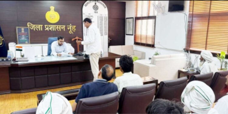 میؤلی گاؤں کے آگ متاثرین نے انیلو ضلع  صدر طاہرحسین کے ہمراہ ڈپٹی کمشنر سے ملاقات