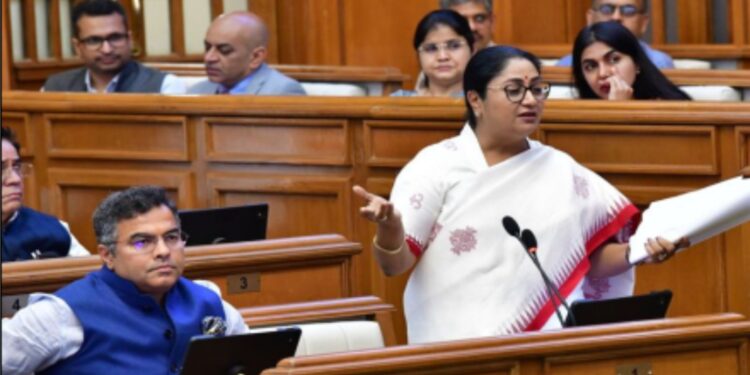 کانگریس اور سماج وادی میں خواتین کےاختیارات اہل خانہ تک محدود