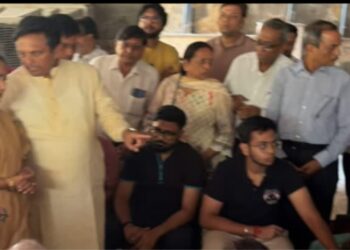 وزیراعلیٰ نے وویک وہار آتشزدگی متاثرہ خاندانوں سے ملاقات کی