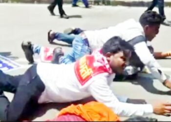 اساتذہ بھرتی امیدواروں کا  لکھنؤ میں ’کاکروچ احتجاج‘