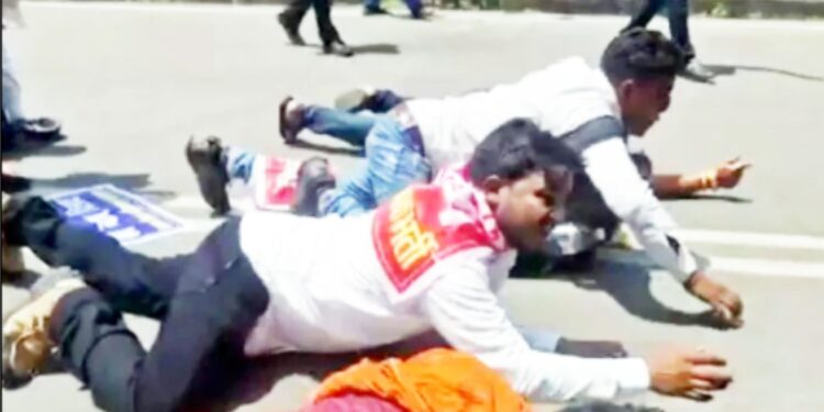 اساتذہ بھرتی امیدواروں کا لکھنؤ میں ’کاکروچ احتجاج‘