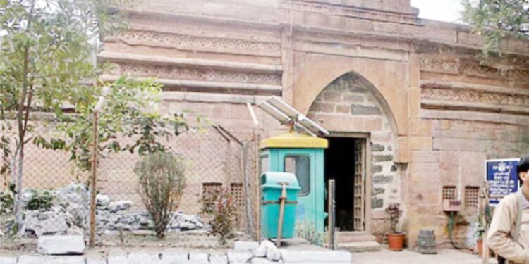 جمعےکی نمازکے دوران ’کمال مولا مسجد‘ کو مندر قراردیا