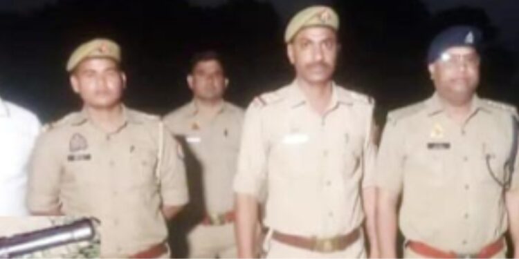 اسلحہ بر آمد کرانے گئے بد معاش نے پولیس ٹیم پر فائر نگ کی