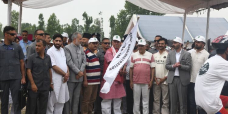 نشہ مکت جموں کشمیر ابھیان : لیفٹیننٹ گورنر پلوامہ میں مہم میں شامل