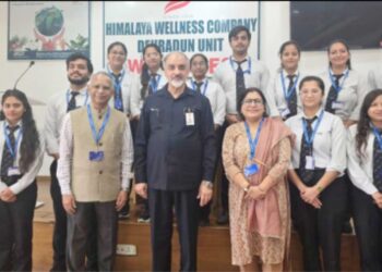 مستقبل کے محققین کے لیے صنعتی تجربہ: کلینیکل  ریسرچ طلبہ کا ہمالیہ ویلنیس کمپنی کا دورہ