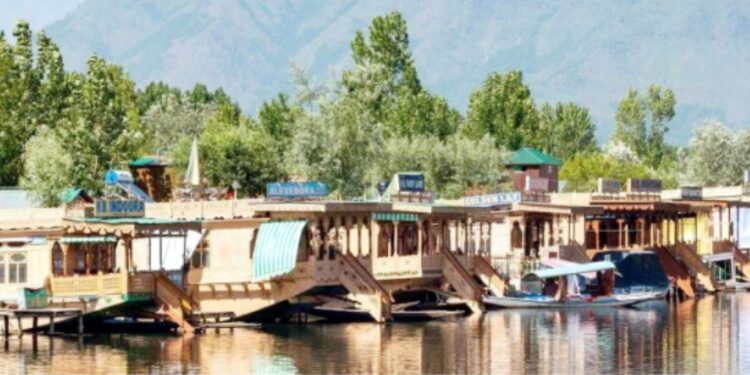 جموں و کشمیر میں صورتحال اب معمول پر ، سیاحوں کا ہجوم